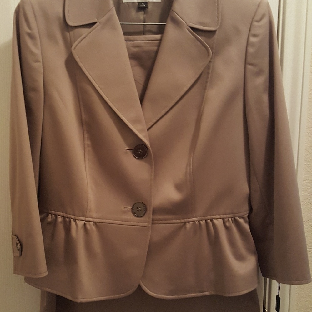 NWT Tahari Suit, Size 12